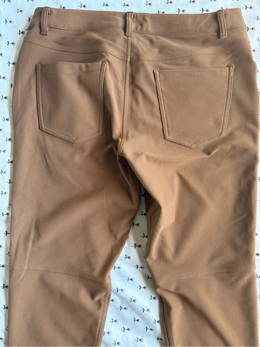 lululemon athletica Men's Chinos in Warm Brown